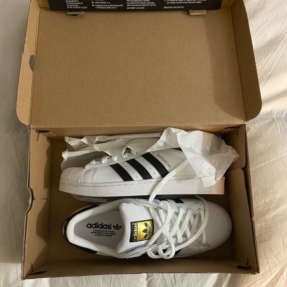 Adidas Superstar / Women’s 11